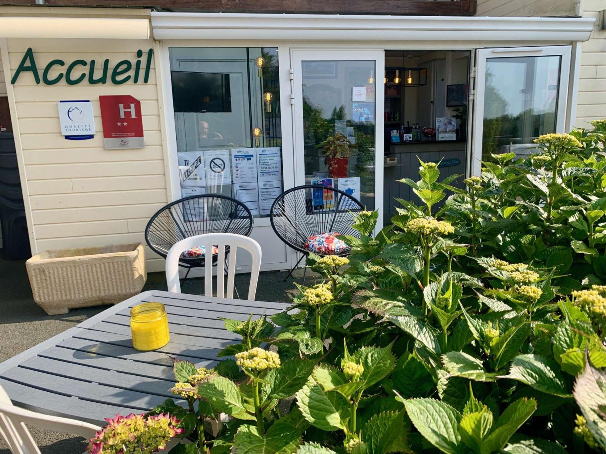 Brit Hotel Lannion-Perros Guirec Exterior foto